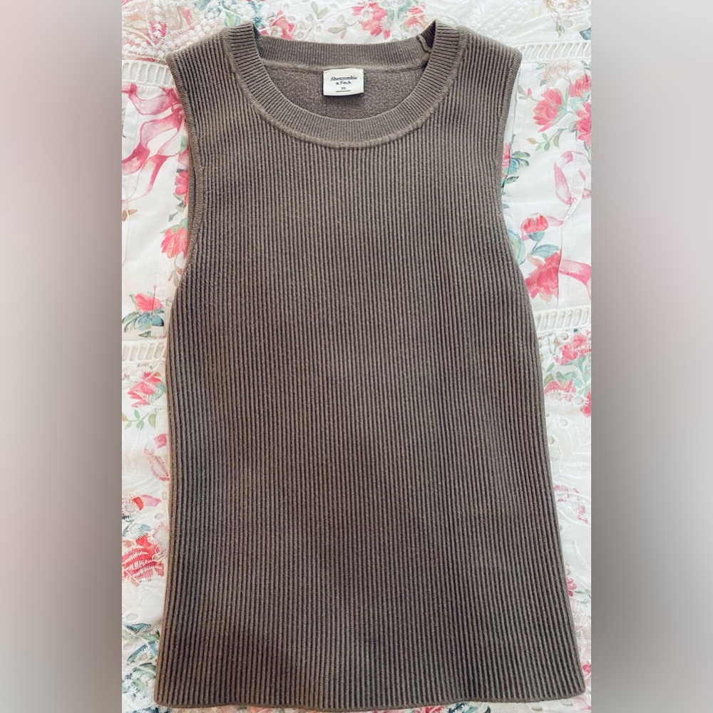 Abercrombie & Fitch Ribbed Knit Top in Taupe